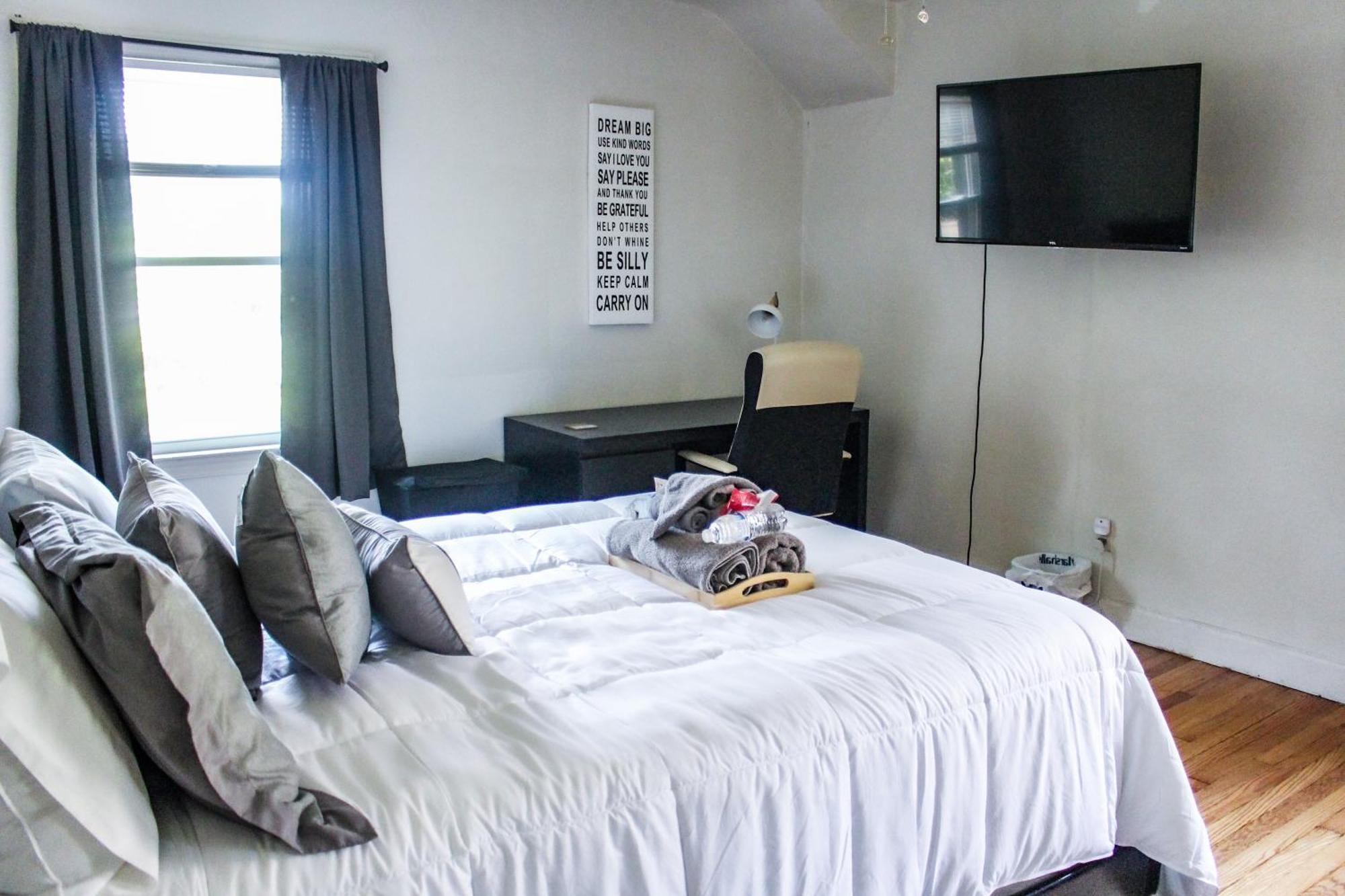 Master Bedroom In Home Away From Home Detroit Kültér fotó